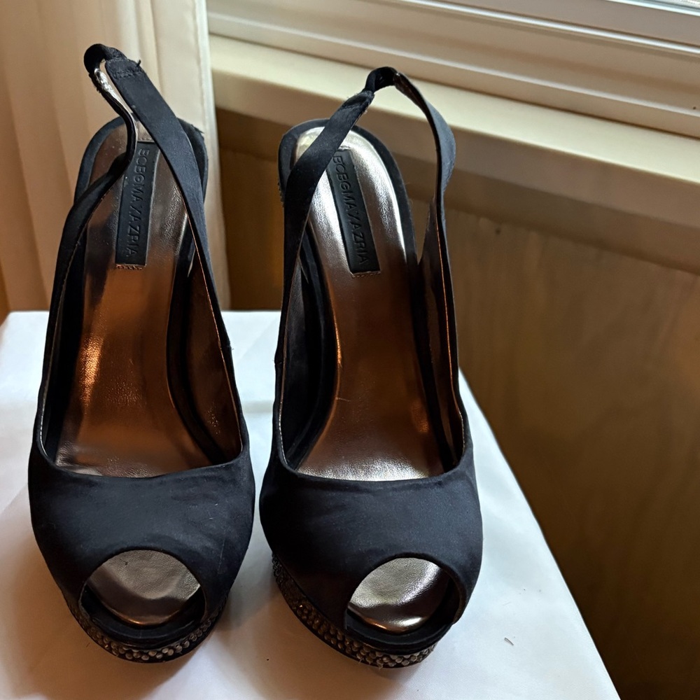 BCBG satin peep toe platform shoes. Gold stuffed heel and toe platform